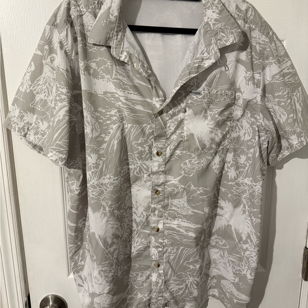 Columbia Men's Casual Button Down Shirt in Gray and White